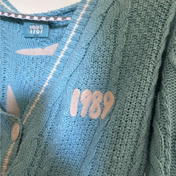 TAYLOR SWIFT 1989 CARDIGAN *FROM A DOG FRIENDLY HOME* - Picture 5 of 6